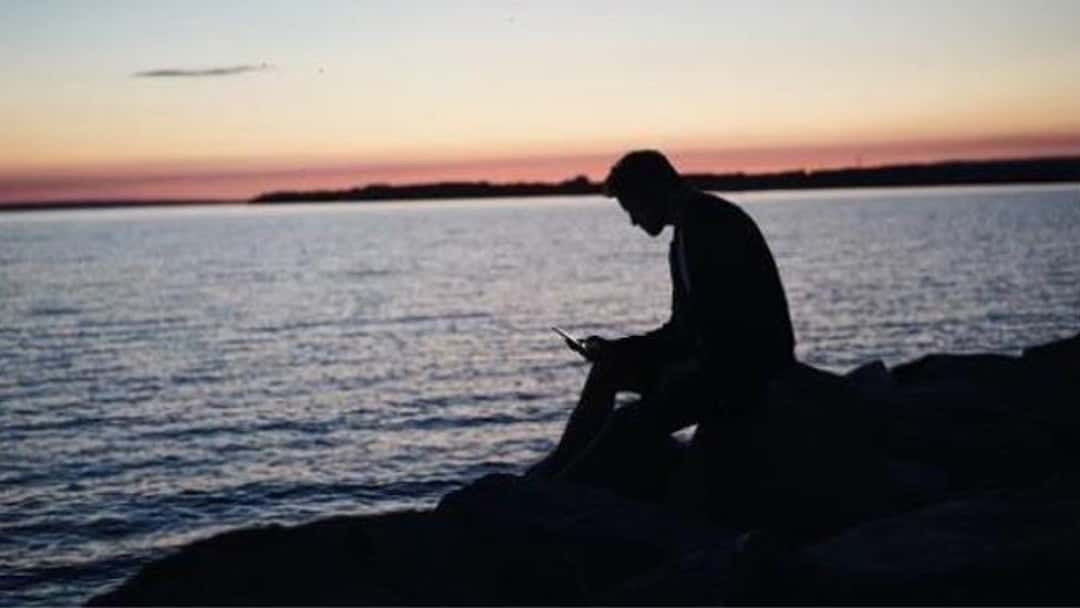 Be alone, but not lonely