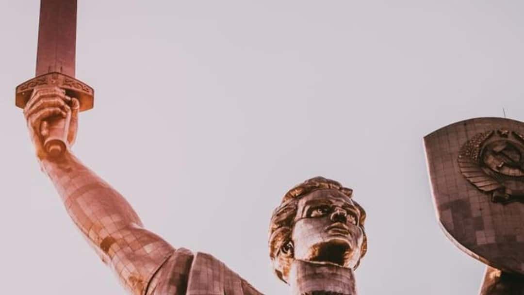 Bladed articles and offensive absolutism