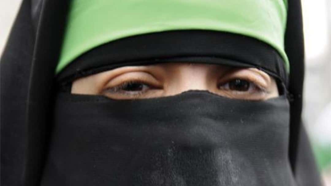 Muslim woman must remove her veil to give evidence, judge rules