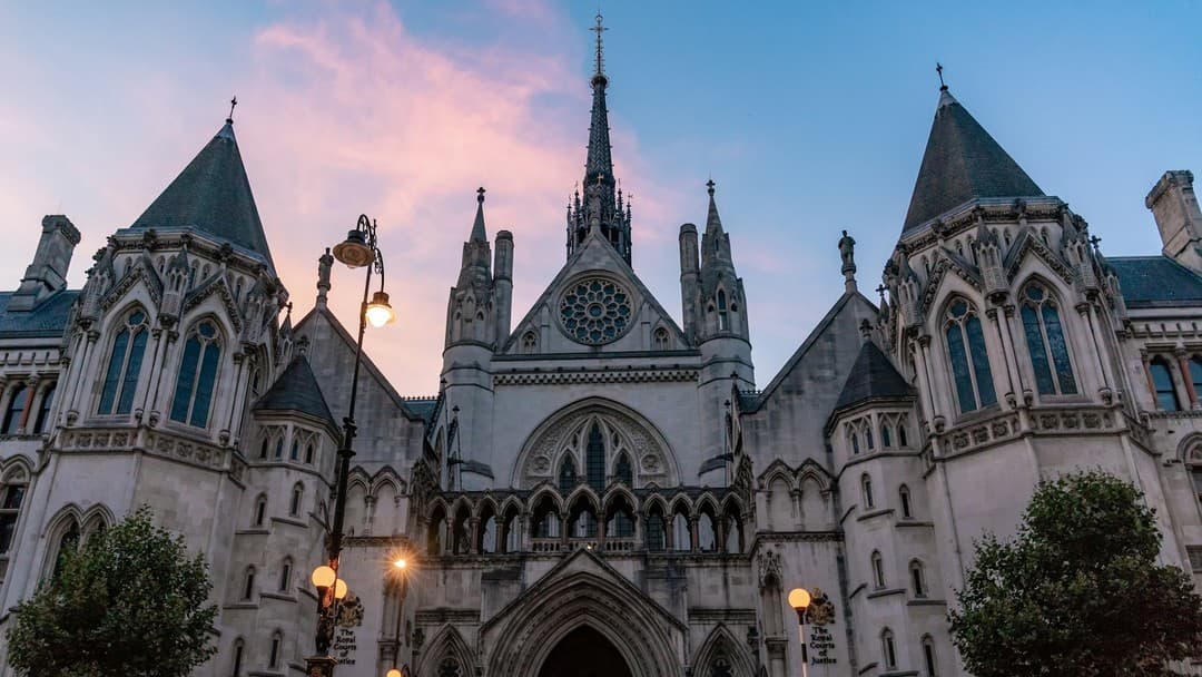 Hotel Boundary Dispute: Court Upholds Garden Wall Solution